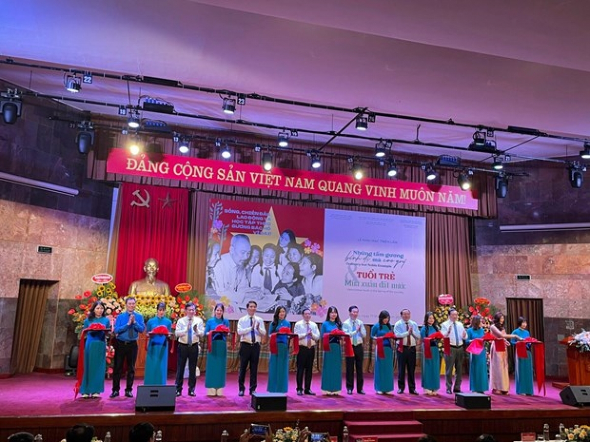 Khai mạc triển lãm “Những tấm gương bình dị mà cao quý