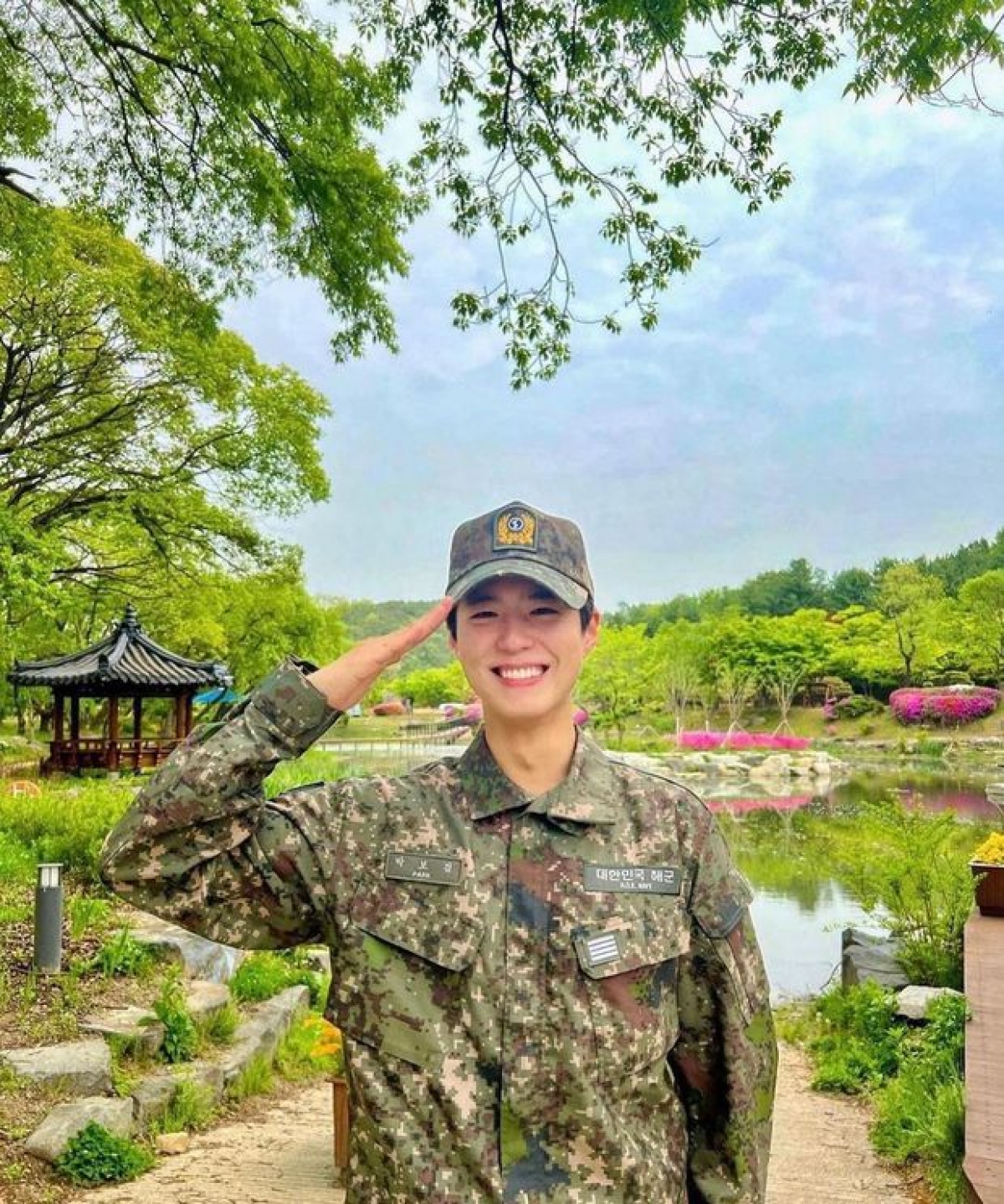 Park Bo Gum tươi tắn, cuốn hút trong hình ảnh kỷ niệm xuất ngũ