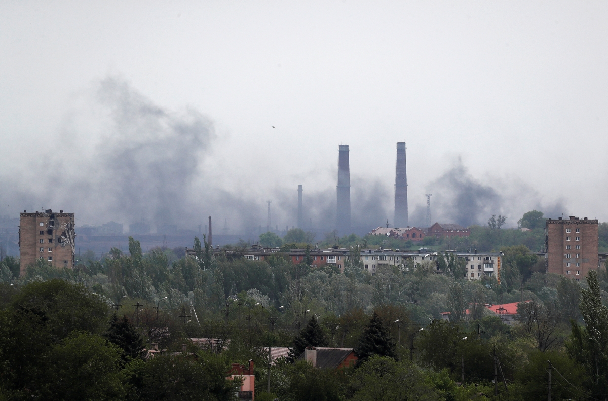 Khói bốc lên từ khu vực nhà máy thép Azovstal ở Mariupol, Ukraine. Ảnh: AP
