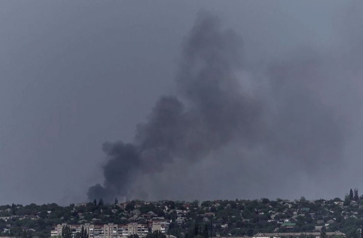 Khói bốc lên ở thị trấn Izium, khu vực Kharkiv, Ukraine ngày 21/5. Ảnh: Reuters