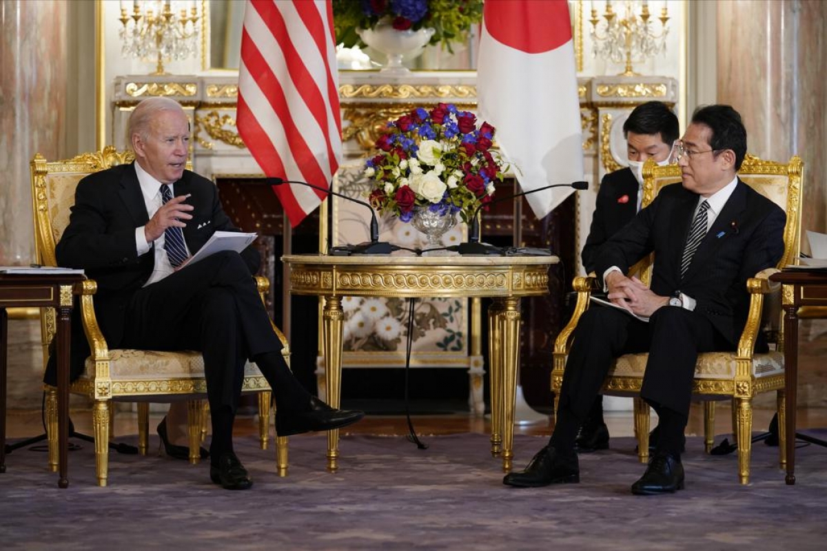 Tổng thống Mỹ Joe Biden (trái) và Thủ tướng Nhật Bản Fumio Kishida. Ảnh: AP