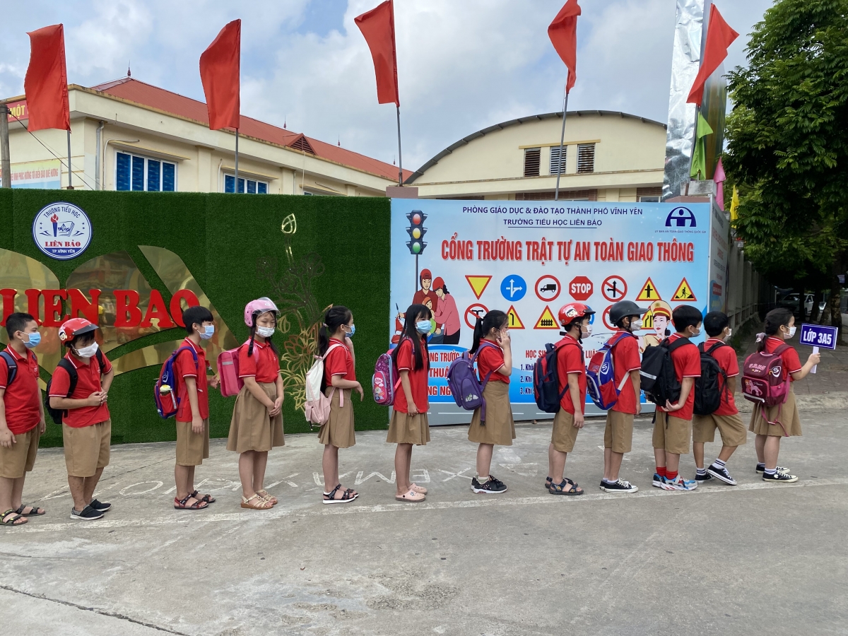 Các em học sinh tuân thủ quy định về ATGT.