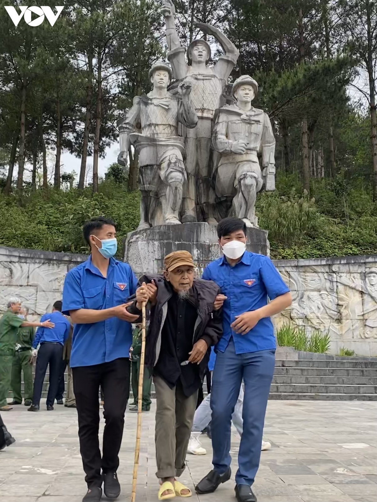 Cựu dân quân du kích Lò Văn Pọm về thăm lại chiến trường xưa.