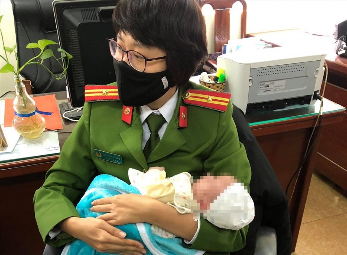Quá trình điều tra vụ án, lực lượng chức năng đã giải cứu được 4 trẻ sơ sinh. (Ảnh: Công an cung cấp)