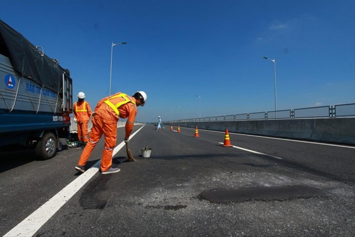 Công nhân của VEC đã sửa chữa một đoạn cao tốc Đà Nẵng - Quảng Ngãi bị hư hỏng.