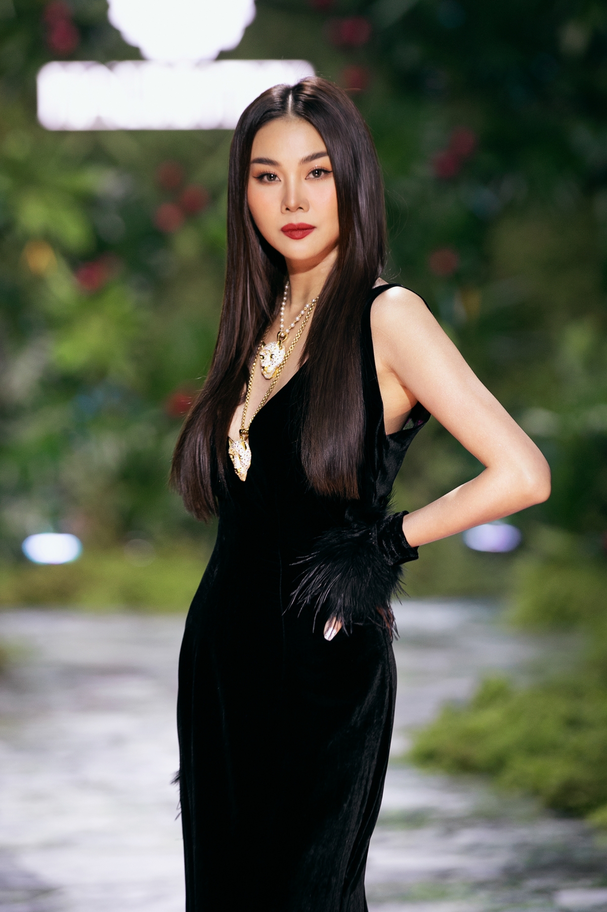 sieu mau thanh hang bat ngo lam vedette, catwalk giua rung hinh anh 3