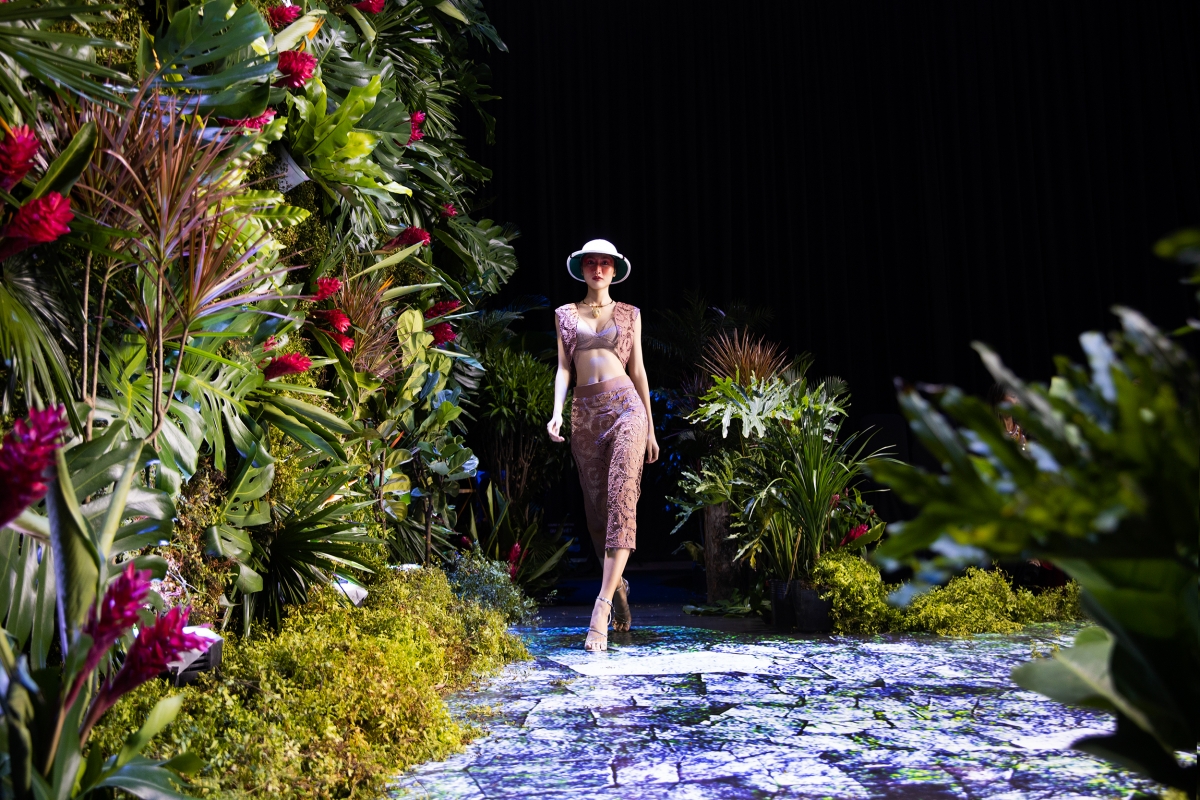 sieu mau thanh hang bat ngo lam vedette, catwalk giua rung hinh anh 5