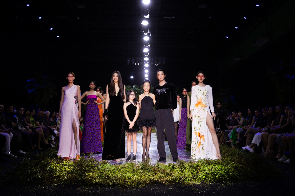 sieu mau thanh hang bat ngo lam vedette, catwalk giua rung hinh anh 9