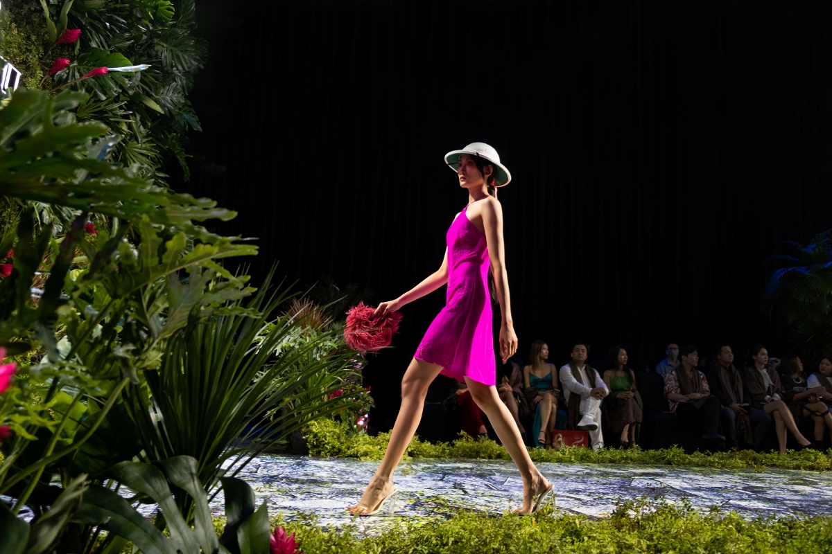 sieu mau thanh hang bat ngo lam vedette, catwalk giua rung hinh anh 6
