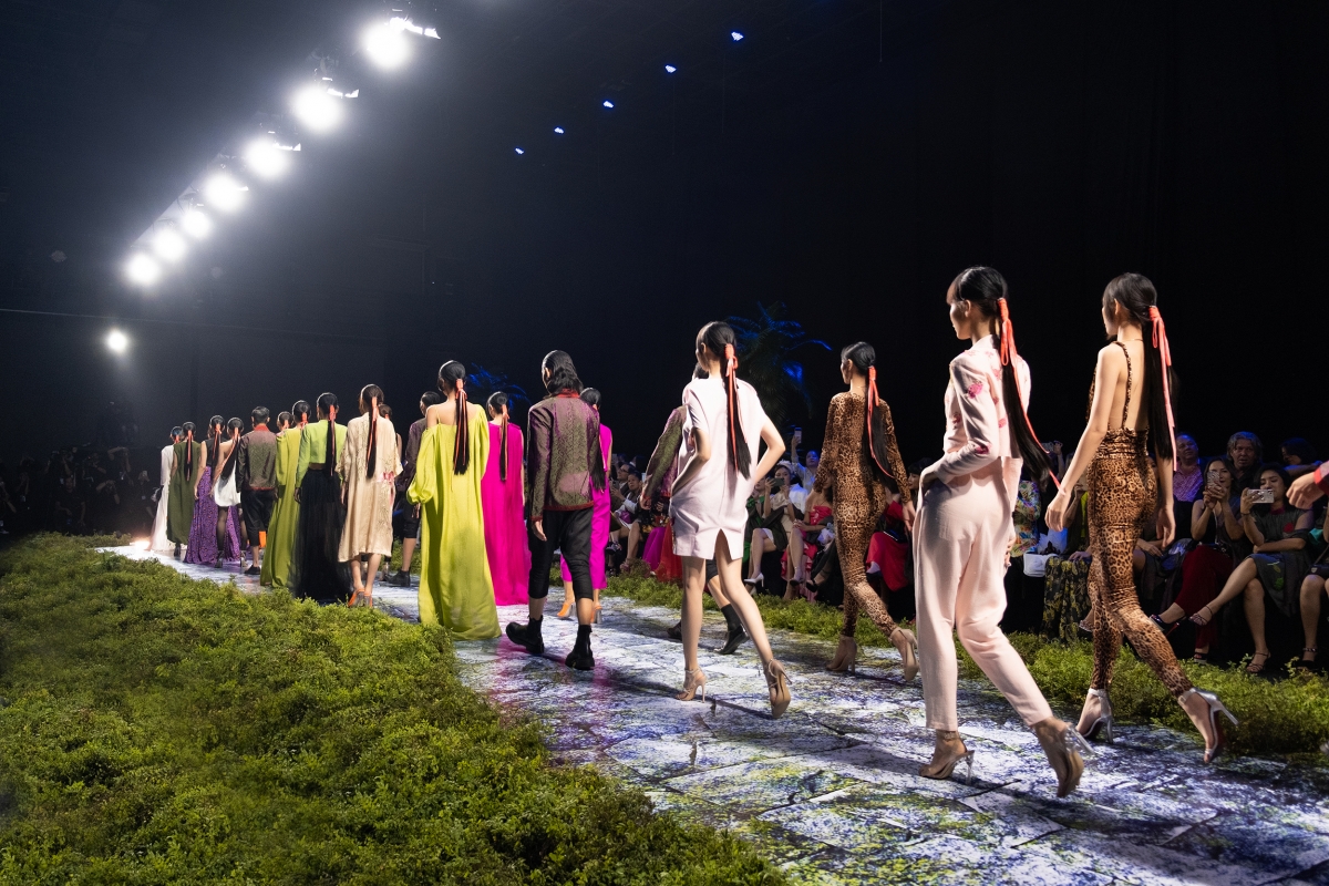 sieu mau thanh hang bat ngo lam vedette, catwalk giua rung hinh anh 8