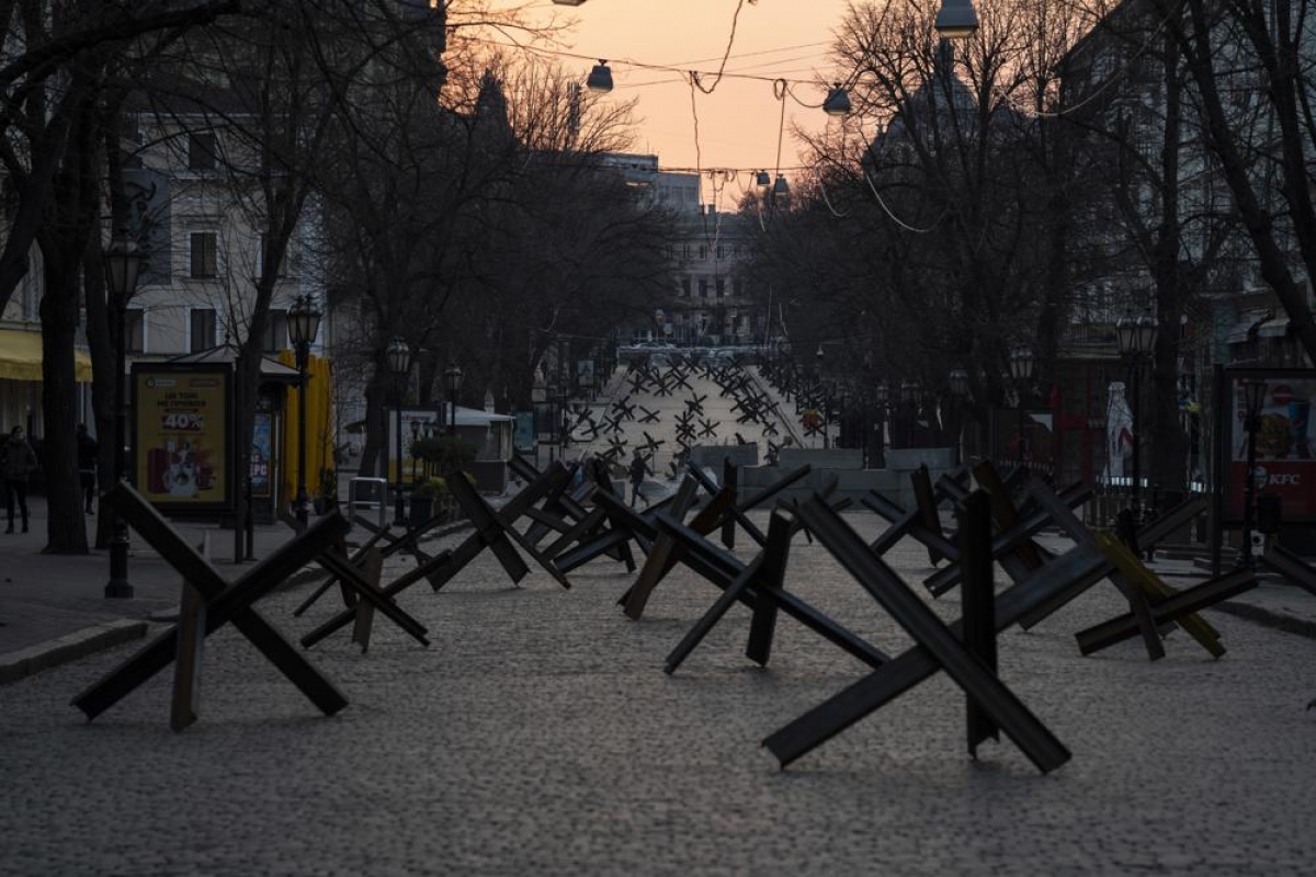 Rào chắn chống tăng tại thành phố Odesa, Ukraine. Ảnh: AP