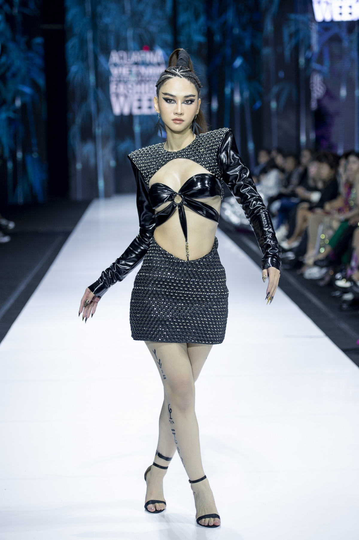 Lê Bống và màn catwalk bị cho là thảm họa