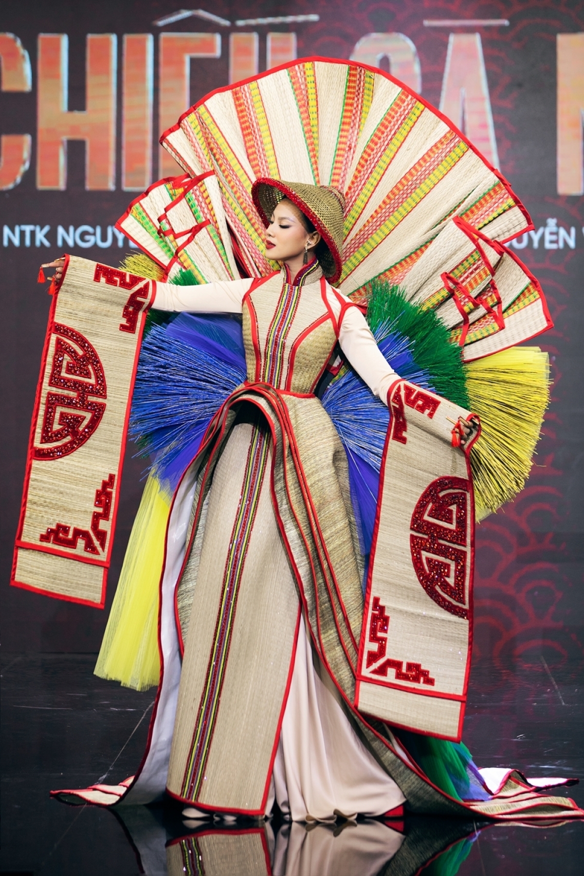 tac gia chieu ca mau ke chuyen thiet ke cho tan hoa hau thi miss universe hinh anh 2