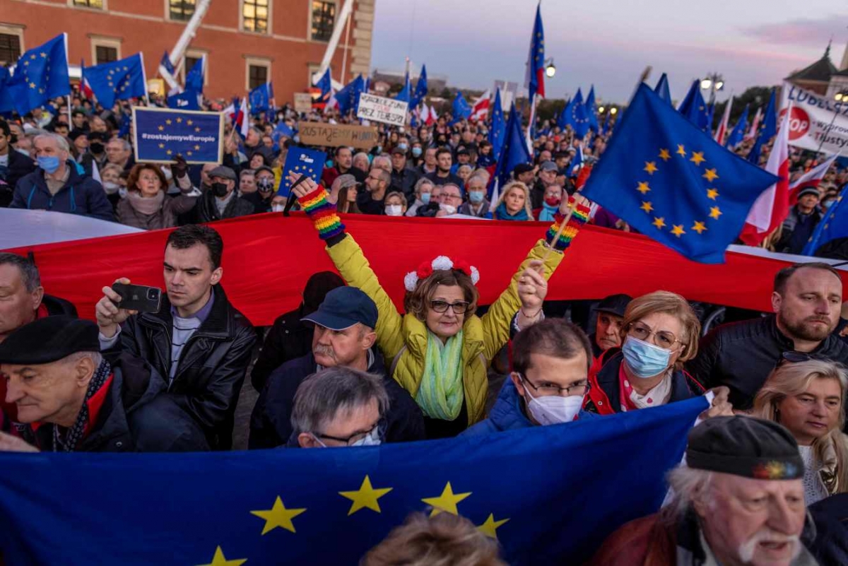 Người dân Ba Lan trong một cuộc diễu hành ủng hộ EU. (Ảnh: Euronews)