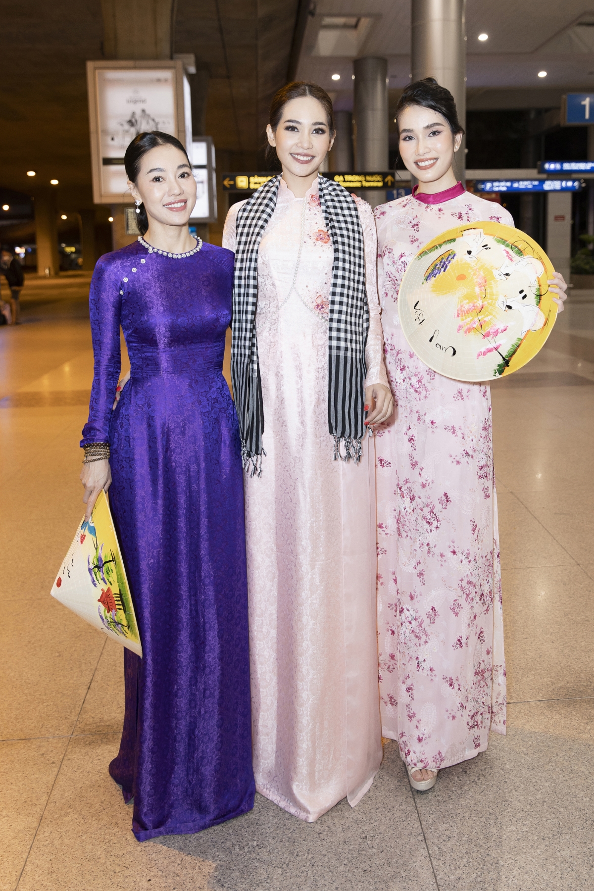A hau phuong anh tang ao dai cho hoa hau quoc te 2019 khi vua den viet nam hinh anh 2