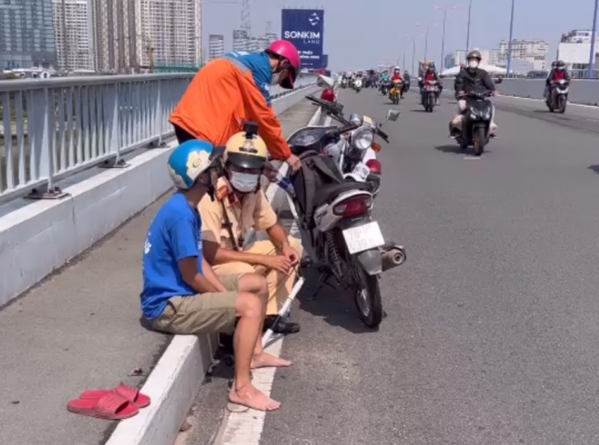 csgt kịp thời ngăn nam thanh niên định nhảy cầu sài gòn tự tử hình ảnh 1 csgt kip thoi ngan nam thanh nien dinh nhay cau sai gon tu tu hinh anh 1