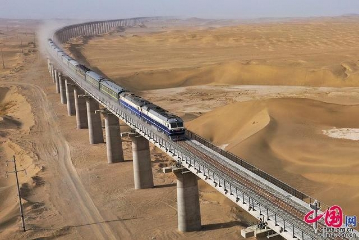 trung quoc xay dung tuyen duong sat quanh sa mac dau tien tren the gioi hinh anh 1