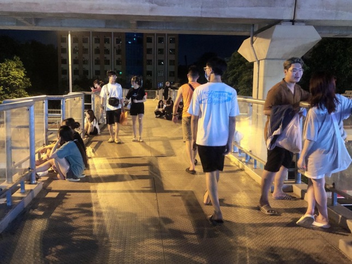 chơi đêm trên... cầu vượt đi bộ hình ảnh 1 choi dem tren... cau vuot di bo hinh anh 1