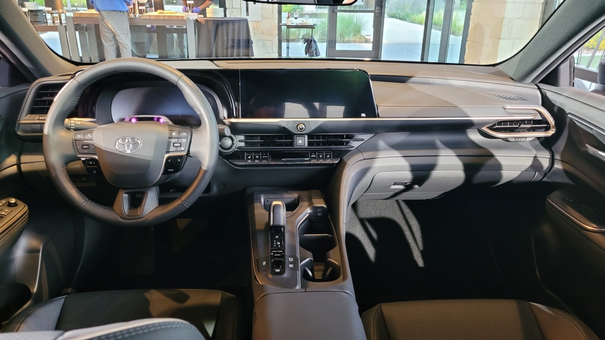 toyota crown 2023 ra mat chiec sedan duoc thiet ke theo phong cach crossover hinh anh 3