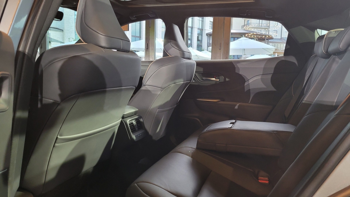 toyota crown 2023 ra mat chiec sedan duoc thiet ke theo phong cach crossover hinh anh 4