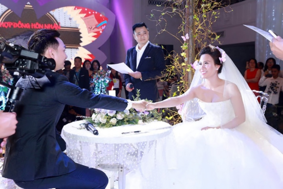 nhung sao viet cong khai chuyen ky hop dong hon nhan truoc khi cuoi hinh anh 5