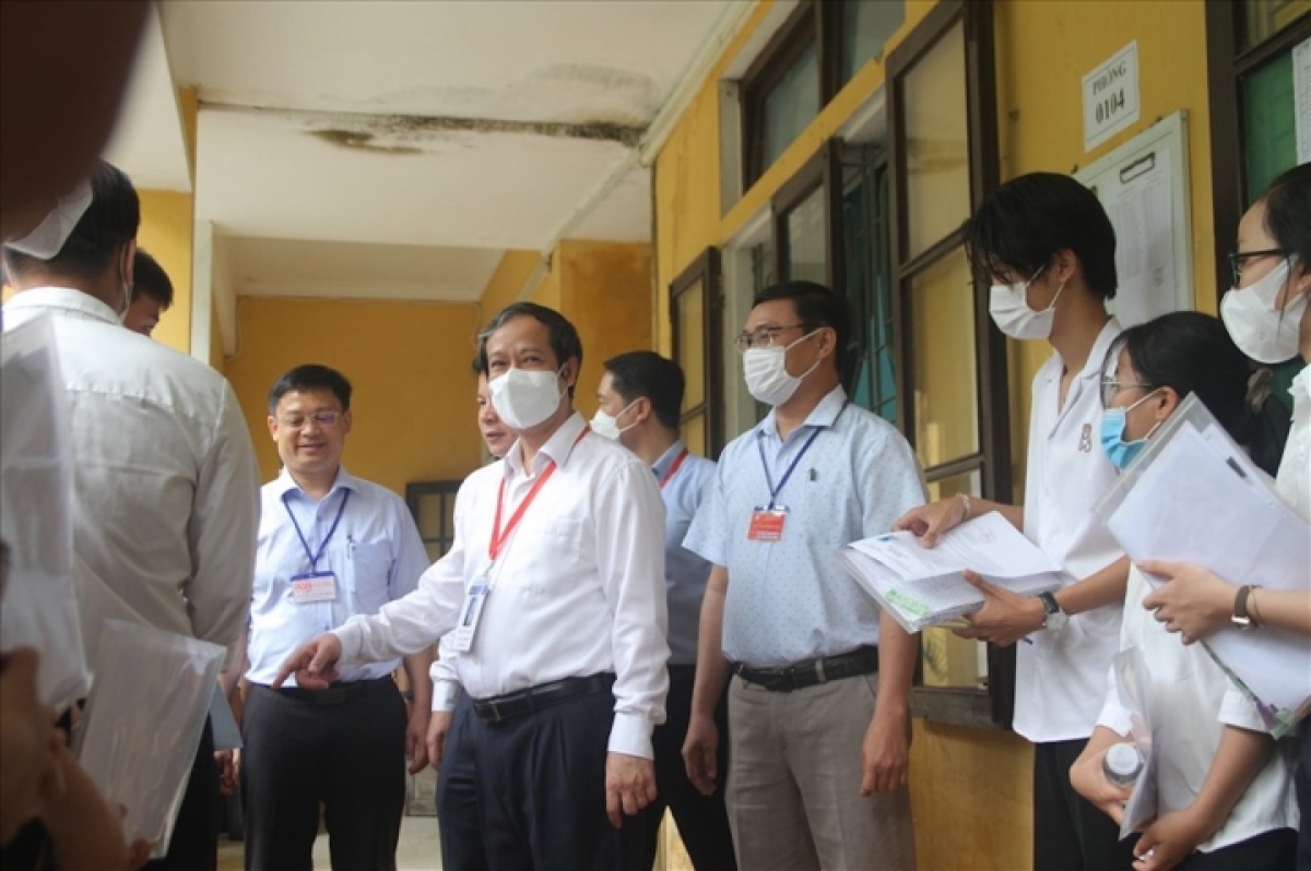 lan dau tien hue co 12 thi sinh dat 10 diem mon su va 3 diem 10 mon van hinh anh 2