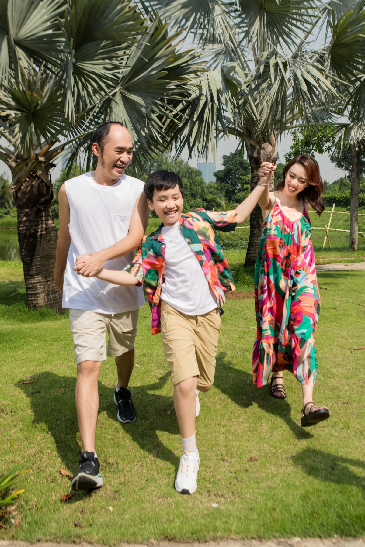 thu trang - tien luat tung anh gia dinh cuc dang yeu hinh anh 2