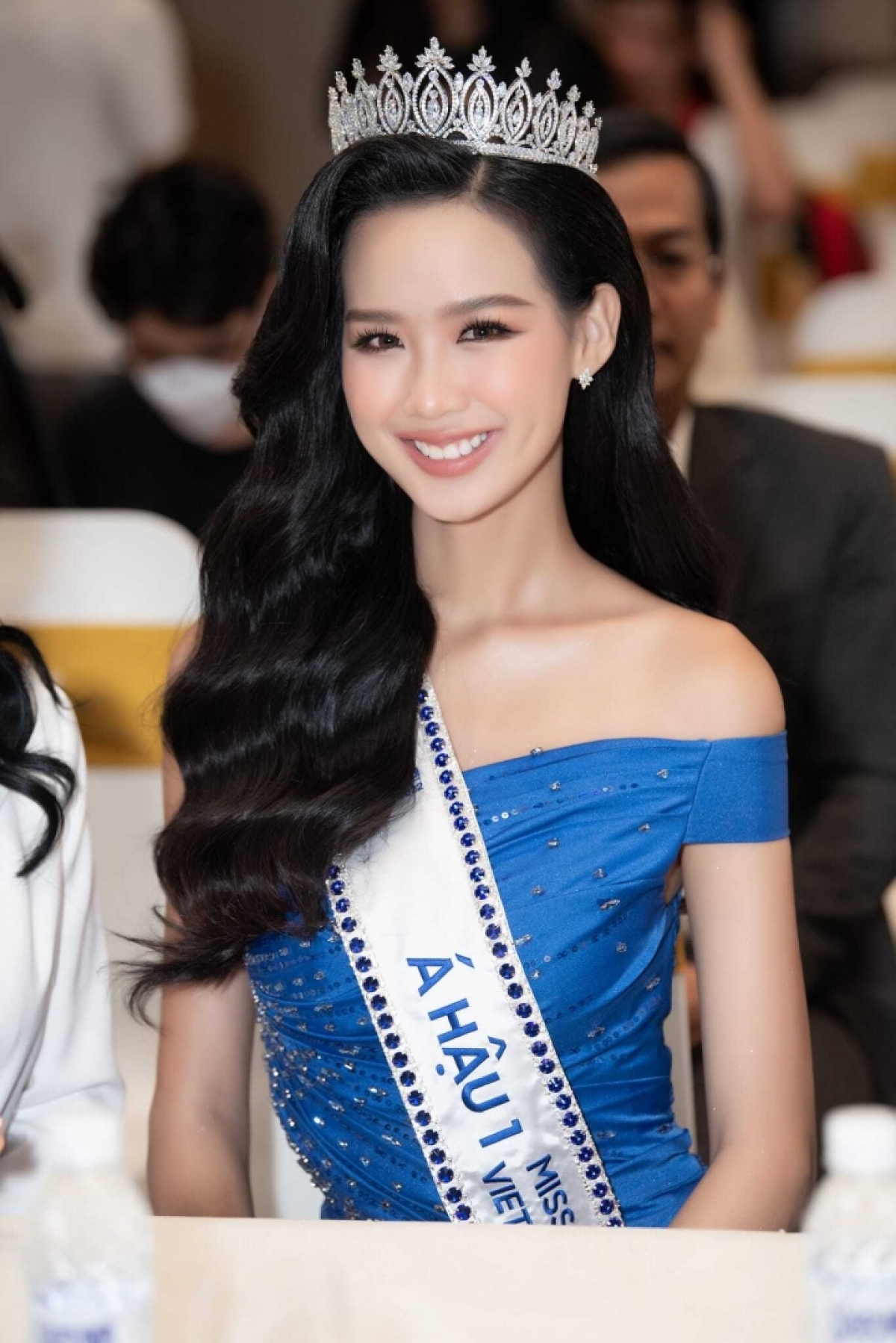 A hau bao ngoc bi che thieu tinh te, lan luot hoa hau mai phuong hinh anh 4