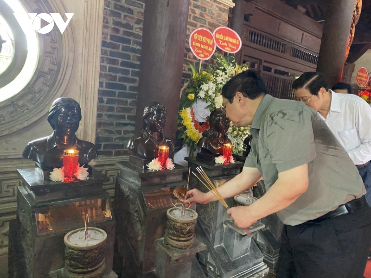 thu tuong pham minh chinh dang huong, dang hoa tuong niem chu tich ho chi minh hinh anh 9