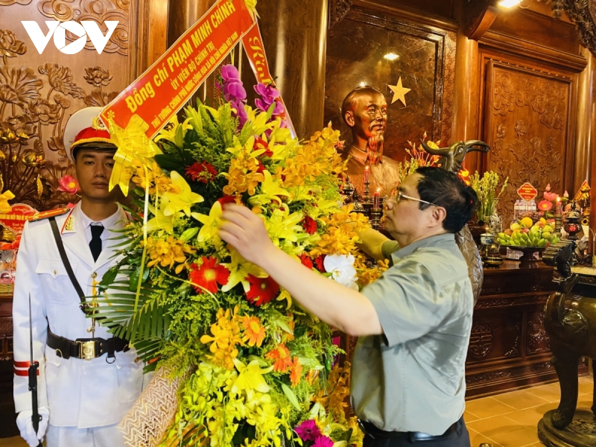 thu tuong pham minh chinh dang huong, dang hoa tuong niem chu tich ho chi minh hinh anh 1