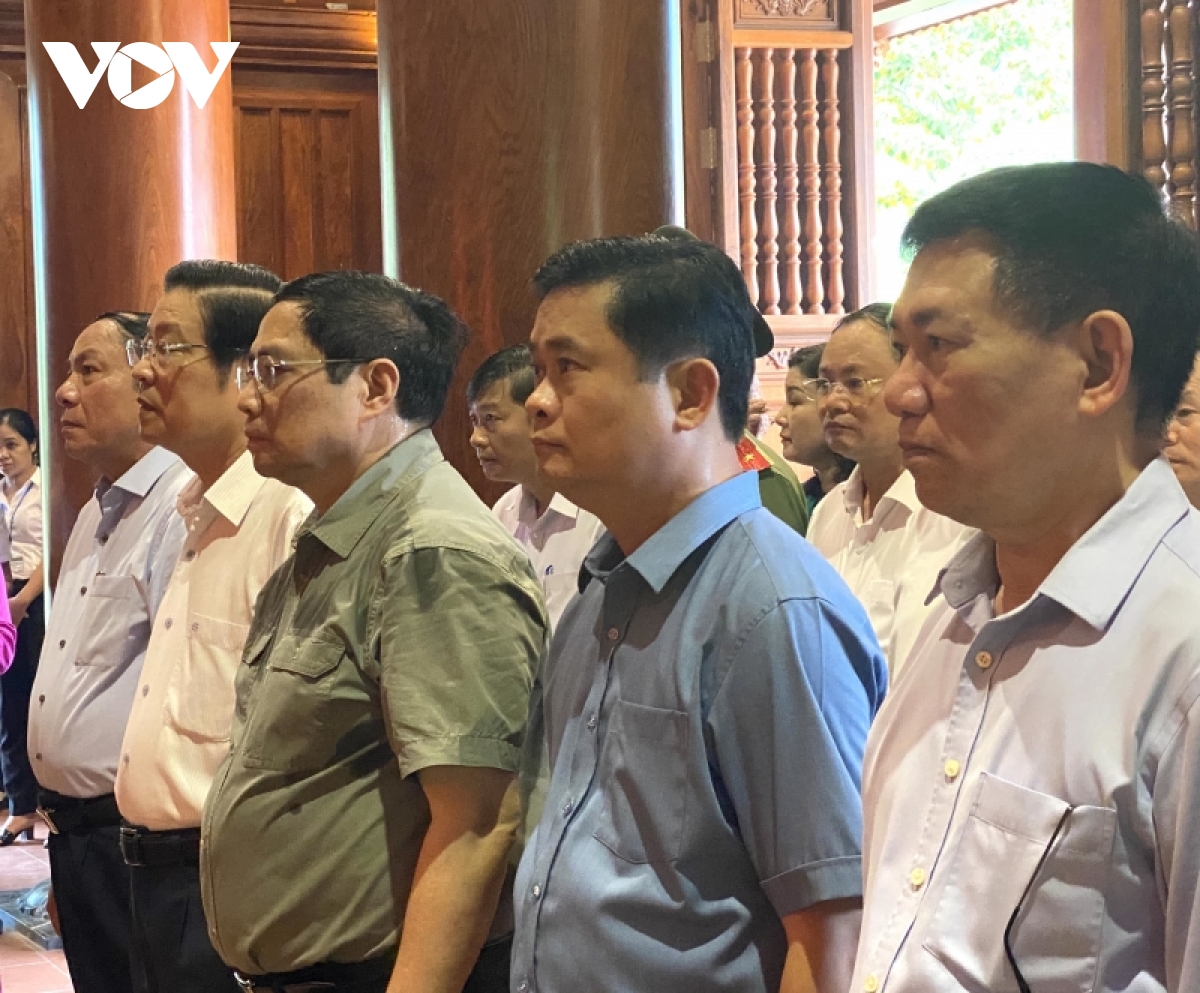 thu tuong pham minh chinh dang huong, dang hoa tuong niem chu tich ho chi minh hinh anh 2