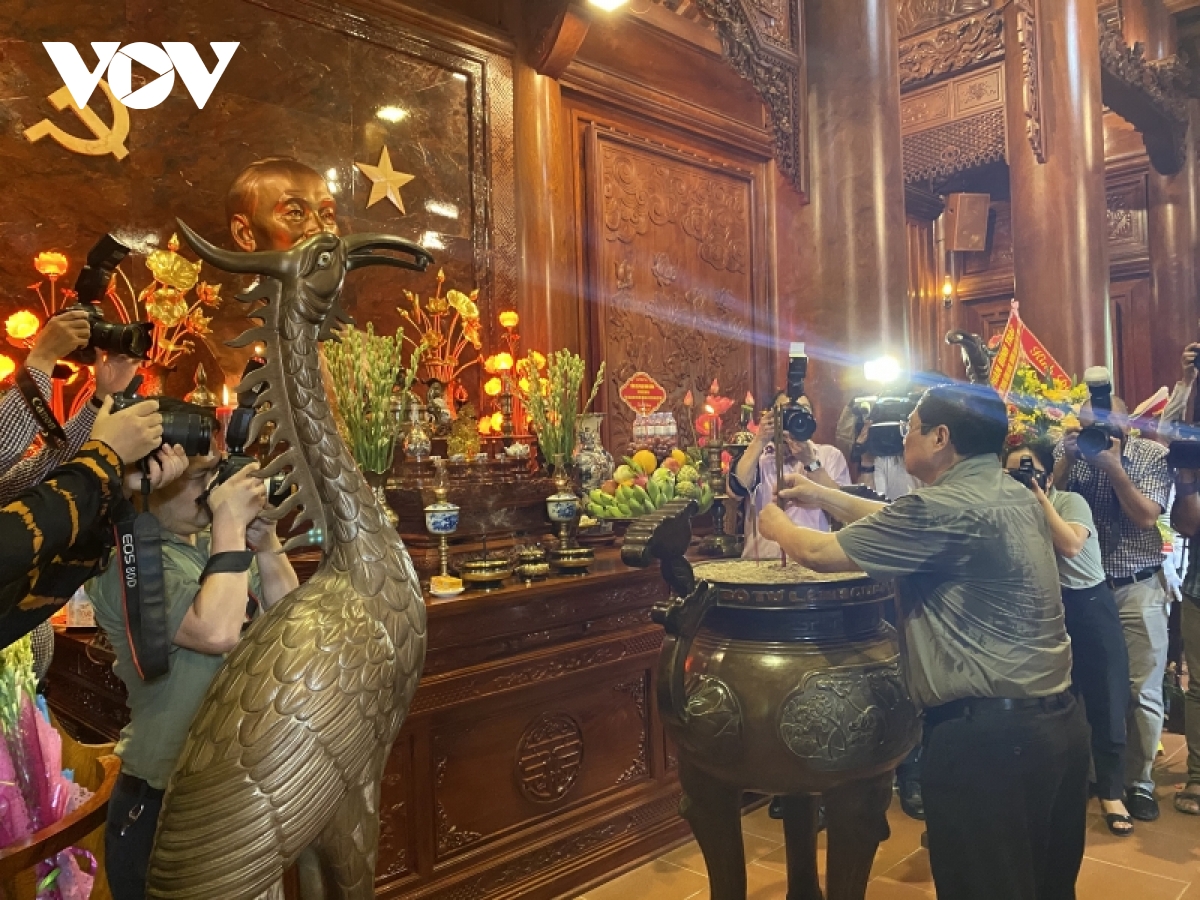 thu tuong pham minh chinh dang huong, dang hoa tuong niem chu tich ho chi minh hinh anh 3