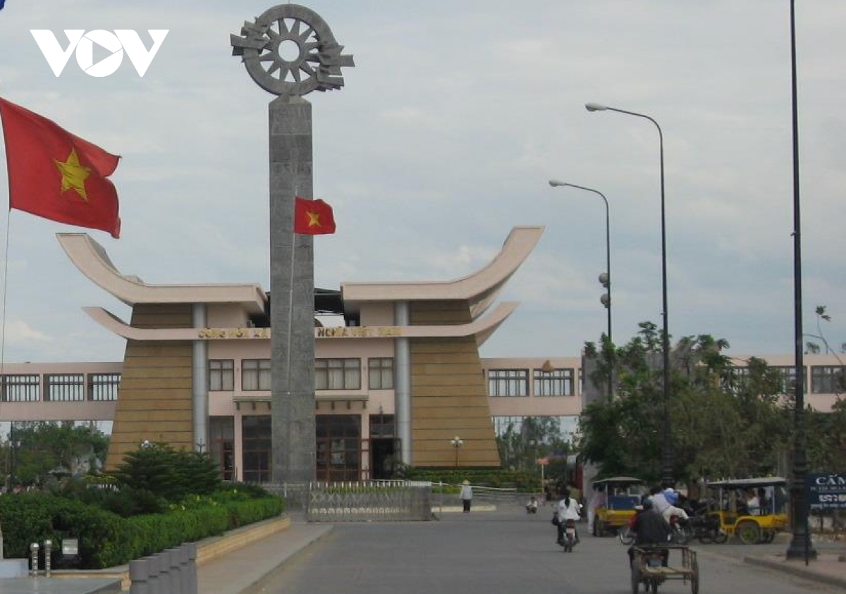 thuong mai bien mau tai tay ninh co nhieu khoi sac hinh anh 1