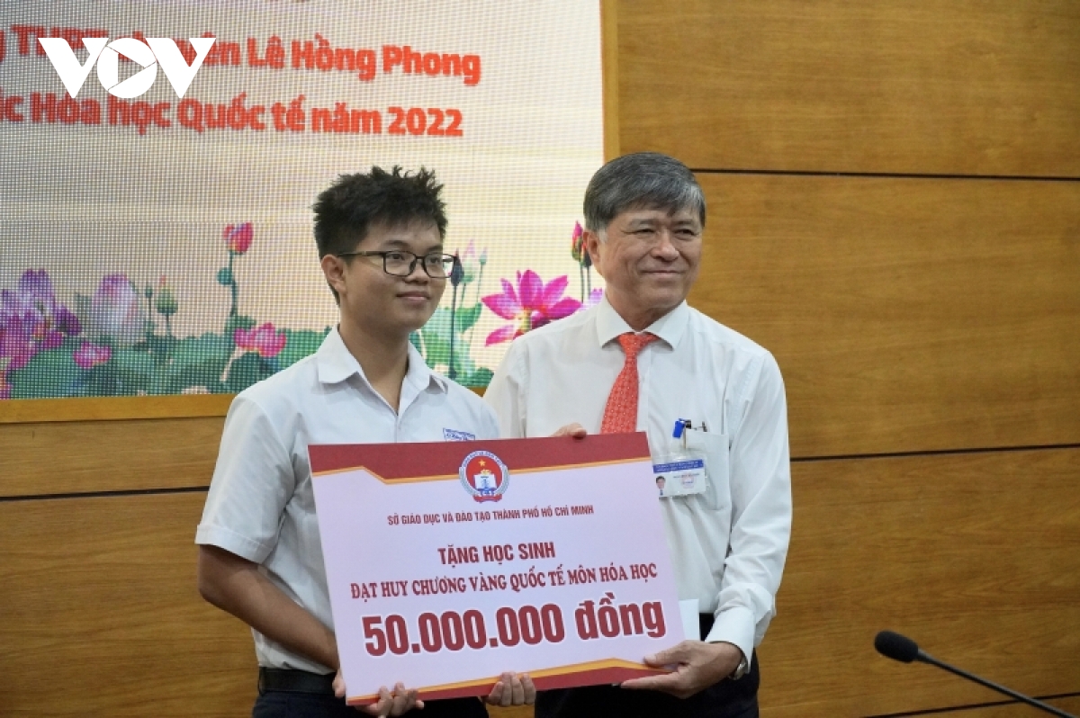 thưởng nóng cho thí sinh đoạt huy chương vàng olympic hoá học quốc tế hình ảnh 1 thuong nong cho thi sinh doat huy chuong vang olympic hoa hoc quoc te hinh anh 1