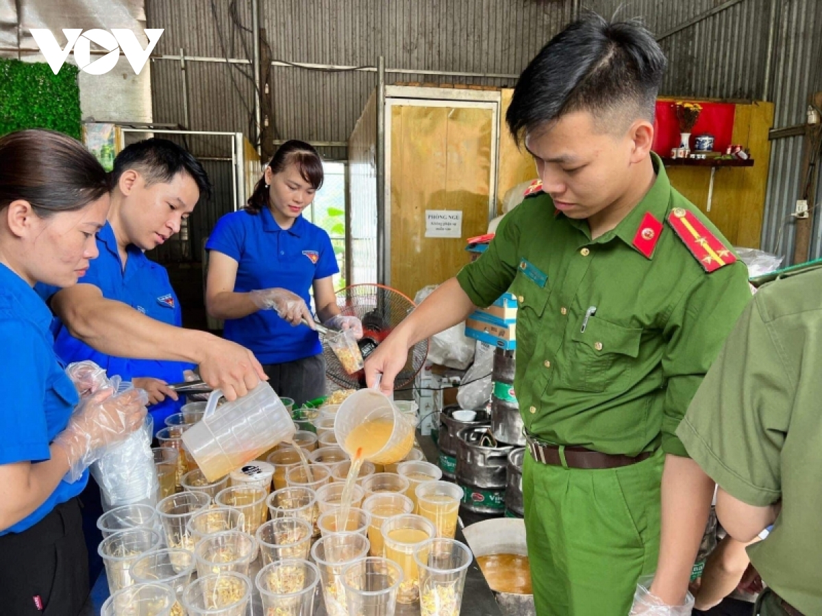 thi sinh, phu huynh tho phao ket thuc mon cuoi ky thi tot nghiep thpt 2022 hinh anh 22