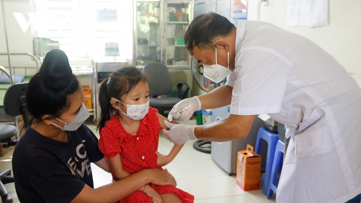 son la tang toc tiem vaccine phong covid-19 hinh anh 1