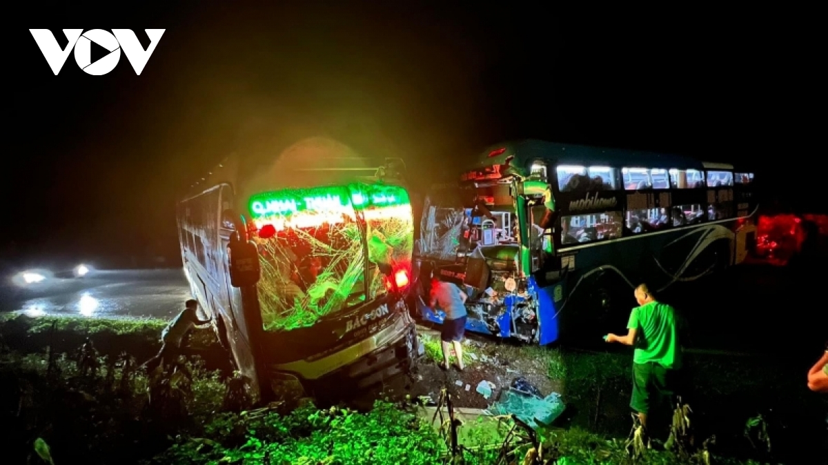 2 xe khach va cham tren quoc lo 6, giao thong ach tac nhieu gio hinh anh 1