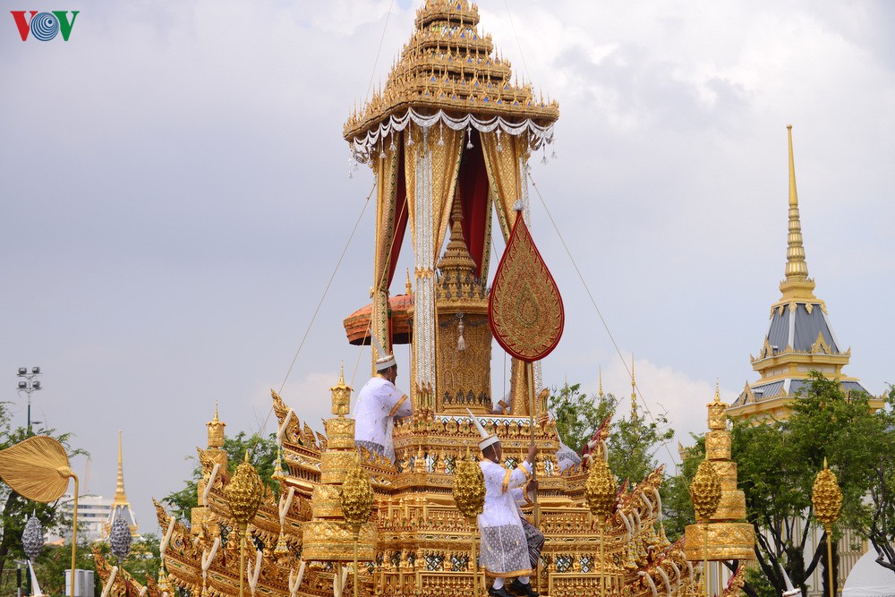 Ảnh: Người dân Thái Lan tiễn biệt vua Rama IX