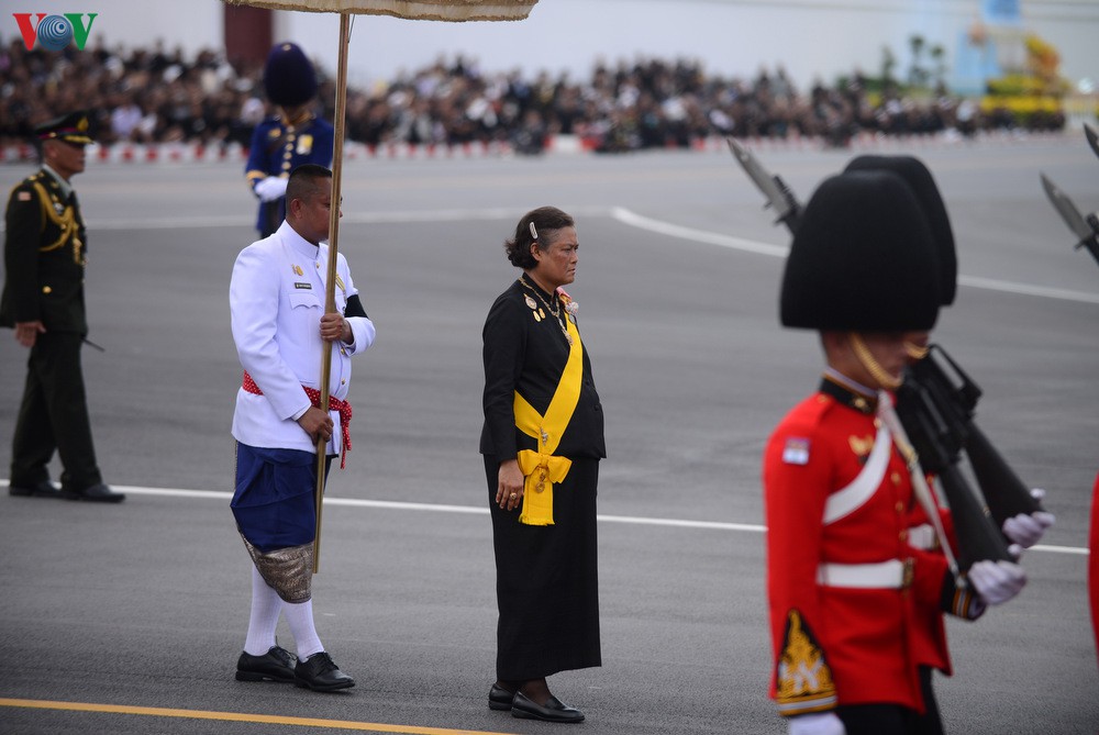 Ảnh: Người dân Thái Lan tiễn biệt vua Rama IX