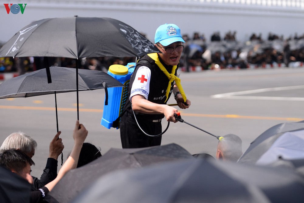 Ảnh: Người dân Thái Lan tiễn biệt vua Rama IX