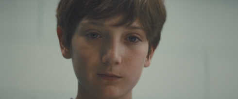 phim sieu anh hung kinh di brightburn tung trailer am anh va rung ron hinh 2