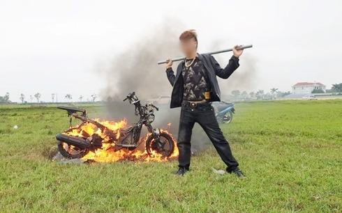 "kha banh" doi dien voi an phat nao sau clip dap pha, dot xe? hinh 1