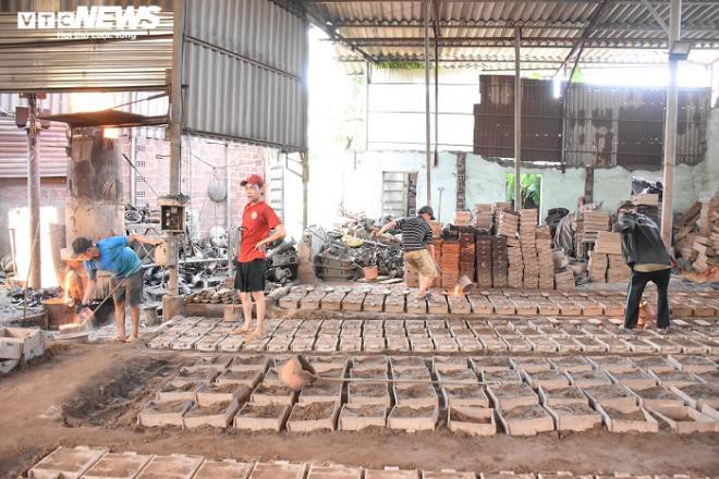 nhoc nhan nghe duc gang ben lo lua gan 2.000 do c giua ngay nang nong hinh 2