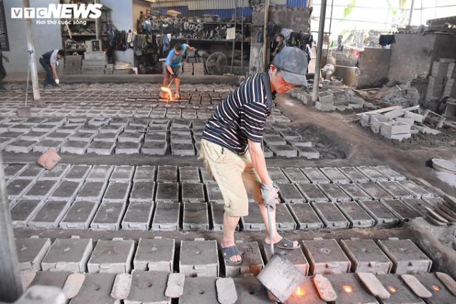 nhoc nhan nghe duc gang ben lo lua gan 2.000 do c giua ngay nang nong hinh 8