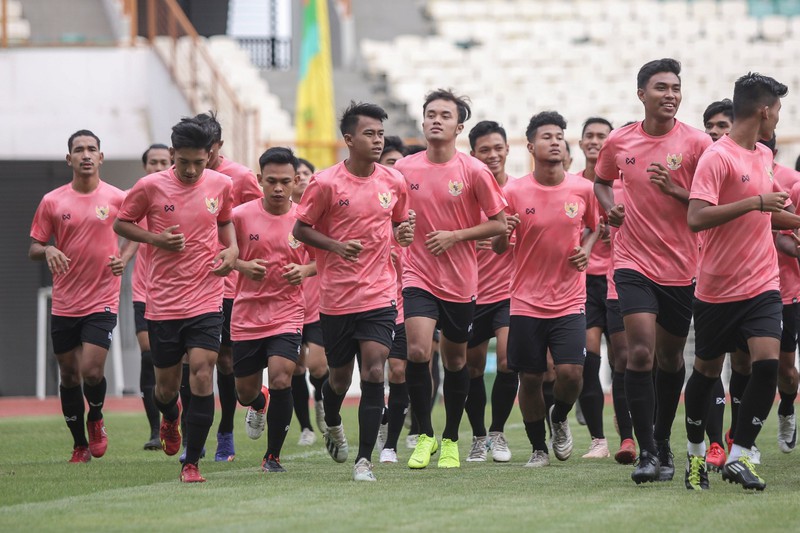 bat chap covid-19, u19 indonesia van di tap huan chau au  hinh 1