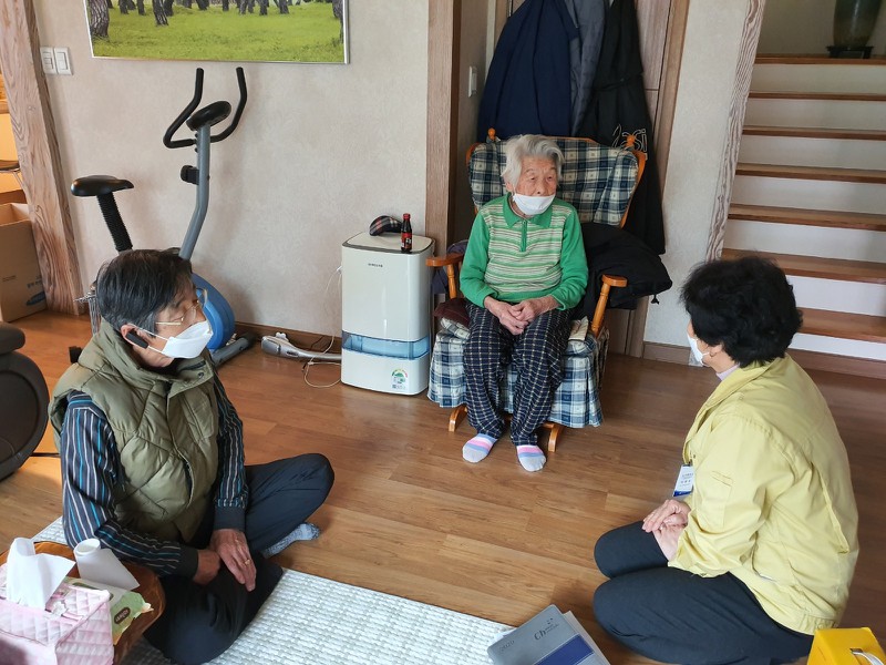 cu ba mac covid-19 lon tuoi nhat o han quoc da hoi phuc hinh 1