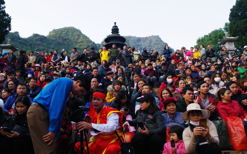 den hen lai len: mung 6 ru nhau di khai hoi chua huong hinh 10