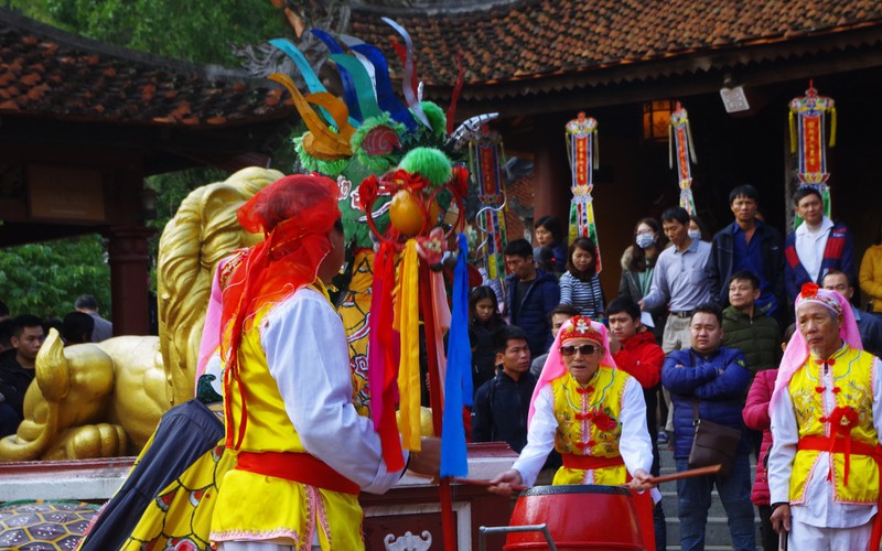 den hen lai len: mung 6 ru nhau di khai hoi chua huong hinh 6