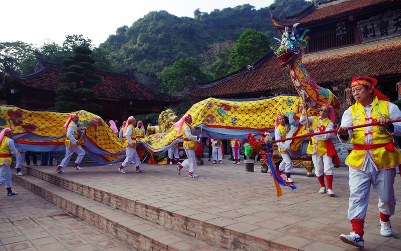 den hen lai len: mung 6 ru nhau di khai hoi chua huong hinh 7