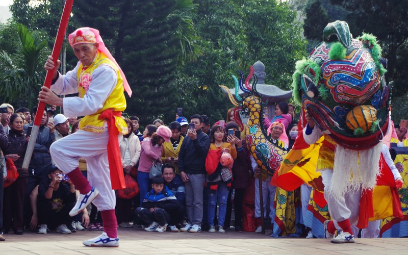 den hen lai len: mung 6 ru nhau di khai hoi chua huong hinh 8